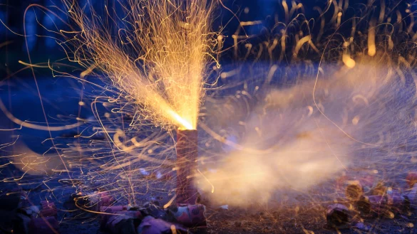 Ein brennender Feuerwerkskörper verursachte in Bielefeld einen Autobrand. - © dpa