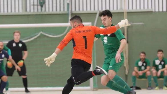 Der Torwart nimmt genau Ma&szlig;: Georgios Athanasiadis vom Bezirksligisten SC Bad Salzuflen visiert das Oerlinghauser Tor an. Allerdings verfehlt der Schuss das Ziel. - &copy; Oliver K&ouml;nig(LZ)