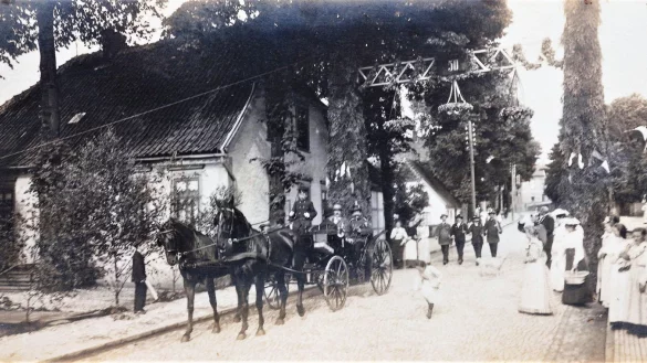 Sch&uuml;tzenfest 1903: Damals steht noch das alte Haus von Sanit&auml;tsrat Martheus, an dem hier K&ouml;nig Joe Meyer in der Kutsche vorbeif&auml;hrt. Drei Jahre sp&auml;ter wird der Bau dann zugunsten einer repr&auml;sentativen Villa abgerissen. - &copy; Repro: Horst Biere/Quelle: Archiv Werner H&ouml;ltke