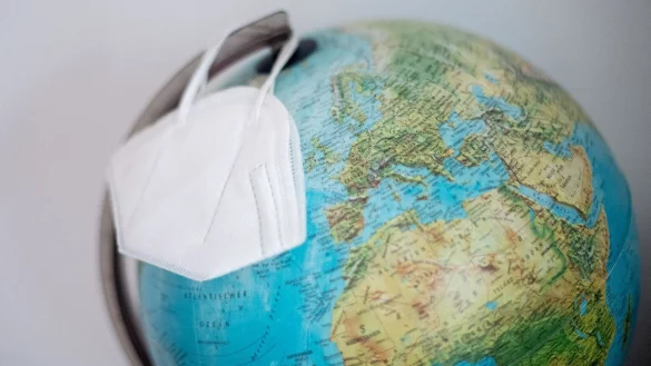 Globus mit Schutzmaske - &copy; Foto: Zacharie Scheurer/dpa-tmn