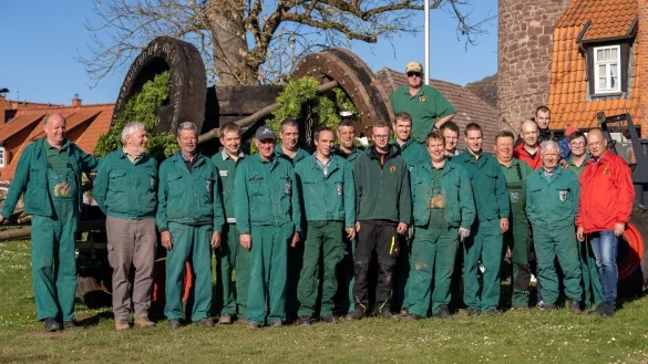 Die gro&szlig;e Gruppe aktiver Dechen bereiten Jahr f&uuml;r Jahr den R&auml;derlauf am Ostersonntag vor. Nun feiern sie das Jubil&auml;um ihres Vereins. - &copy; Osterdechenverein
