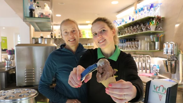 Nicole Isufaj (rechts) und ihre Mutter Tania Collazuol in ihrem Eiscaf&eacute; Dolomiti. - &copy; Alexandra Schaller