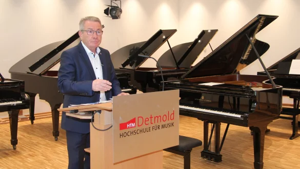 Ralf Beckmeier versteigert f&uuml;r die Hochschule f&uuml;r Musik Fl&uuml;gel und Klaviere. Letztere gingen nur mit viel gutem Willen weg. - &copy; Cordula Gr&ouml;ne