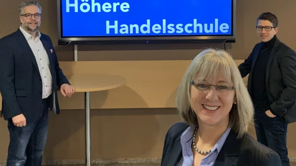 Moderner Medieneinsatz: Maik Huebner, Agenturleiter der Mediawerkstatt (rechts), stellt dem HANSE-Berufskolleg die Videos f&uuml;r den Anmeldeprozess vor. Schulleiterin Susanne Tietje-Gro&szlig; (vorne) und Studiendirektor Heiko Jucks (links) sind mit dem Ergebnis sehr zufrieden.&nbsp; - &copy; Hanse Berufskolleg