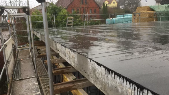 Die Fahrzeughalle hat nun auch ein Flachdach. - &copy; Gemeinde Kalletal