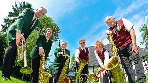Musikkapellen d&uuml;rfen wieder in Pr&auml;senz &uuml;ben und Auftritte sind in Sichtweite. Dar&uuml;ber freuen sich Christian Schade (von links), Dietlind Quandt und Bernd Steinmetzler von den Musikfreunden Schwelentrup sowie Michael Meyer, Beate Johrden und Rolf Brinkmeier von der Blaskapelle Humfeld. - &copy; Nicole Ellerbrake