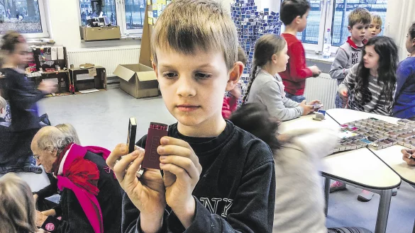 Streichholzschachtelprojekt der Peter Gläsel Schule in Detmold. Die Peter Gläsel Schule in Detmold lebt schon jetzt, was Finnland plant: Schulfächer abschaffen und Kinder aktiv am Lernprozess beteiligen. - © OBS/Peter Gläsel Stiftung/Josef Köhler