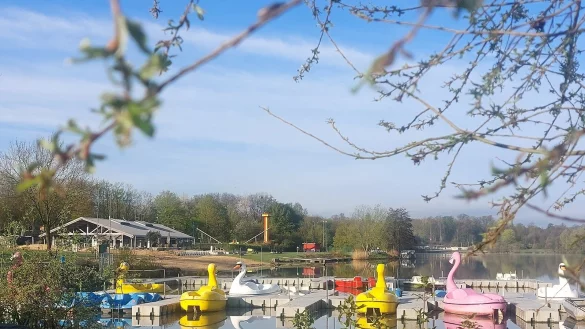 Rund um den Schiedersee gibt es ein vielfältiges Freizeitangebot. So bietet beispielsweise das "Funtastico" verschiedene Attraktionen für Kinder und der Stausee lädt zum Tretbootfahren ein. - © Michaela Weiße