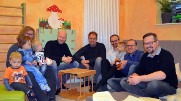 Feierliche &Uuml;bergabe im Paulinchen: Raul Verdugo-Alth&ouml;fer (2.v.re.) bekam die Flasche Whisky &uuml;berreicht. Im Gegenzug ging der Erl&ouml;s in Form eines Sparschweins an Ann&eacute;tte Schiffer (links), der Leiterin der Kindertagesst&auml;tte. - &copy; Yvonne Berthiot