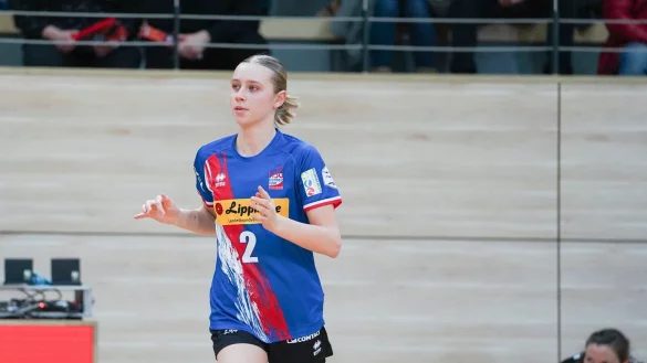 Jetzt beginnt das Abenteuer Bundesliga f&uuml;r Leni Ruwe. In der Schlussphase ist sie aufs Feld gekommen, in der 47. Minute erzielte sie mit dem 19:20 ihren ersten Bundesliga-Treffer. - &copy; Weibert