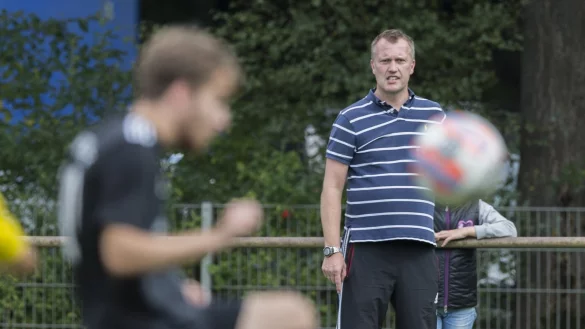Alles im Blick: SuS-Trainer Carsten Skarupke. - &copy; Egon Penner