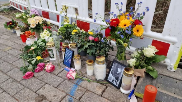 Freunde, Bekannte und Verwandte haben Blumen an der Unfallstelle niedergelegt sowie Kerzen und Bilder aufgestellt. - © Nadine Uphoff