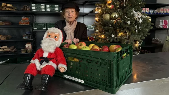 Margitta Albrecht-Nestmann, Vorsitzender der Bad Salzufler Tafel, bereitet sich mit ihrem Team bereits auf Weihnachten vor. - &copy; Sven Kienscherf