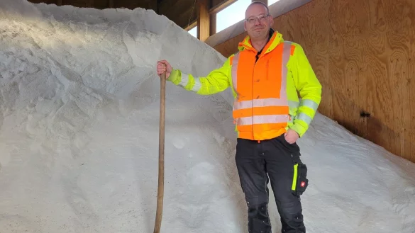 Christian Sollgan hat im Moment noch etwa 400 Tonnen Streusalz auf Lager. - © Vasco Stemmer