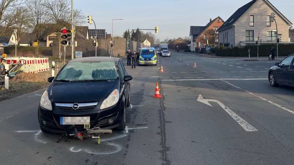 Unfall auf der Vilsendorfer Straße in Bielefeld: Der Opel hat das Kinderfahrrad des Jungen schon teilweise überrollt. - © Jens Reichenbach