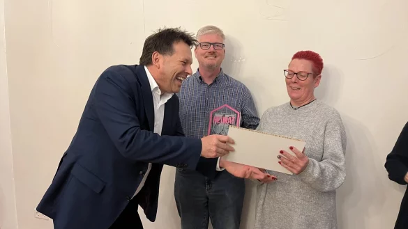 Bürgermeister Frank Hilker (links) überreicht Ilka Hutnik und Markus Stölting von "Ganz Klüt" den Heimat-Preis. - © Jana Beckmann