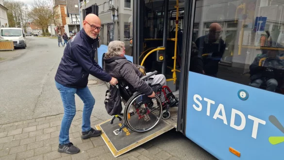 Erwin Böhm wird von Busfahrer Frank Herbrechtsmeier-Krüger über eine Rampe in den Stadtbus geschoben. - © Nadine Uphoff