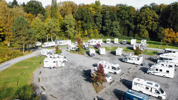 Der Wohnmobilstellplatz Flachsheide aus der Vogelperspektive. Auf der Fläche eines ehemaligen Reitsport-Stadions befinden sich 65 großzügige Stellplätze. - © Strothbäumer/Stadt Bad Salzuflen