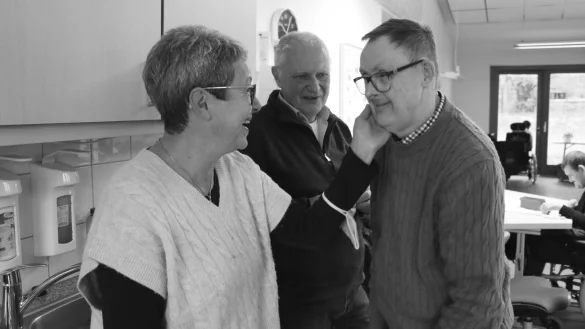 Jürgen Benz mit seinen ehemaligen Betreuern Jochen Kotzenberg und Kerstin Schwabe-Karsten: "Er war ein Sonnenschein." - © Silke Buhrmester