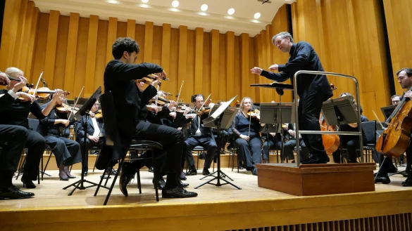 Fast ein Violinkonzert. Die NWD brilliert unter Leitung ihres Chefdirigenten Jonathan Bloxham. Hans Henning Ernst (links) meistert ein beeindruckendes Geigensolo - © Thomas Krügler