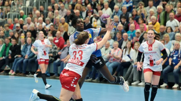 Blombergs Rückraumspielerin Laetitia Quist kommt gegen die Ludwigsburgerin Guro Nestaker zum Wurf. - © Paul Cohen