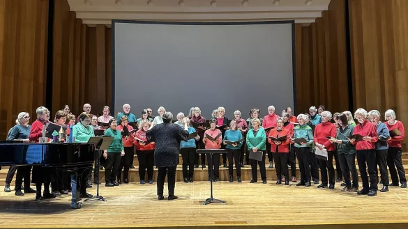 Eindrucksvolle Atmosphäre: Die Teilnehmer singen gemeinsam in der Konzerthalle. - © Musikschule Bad Salzuflen