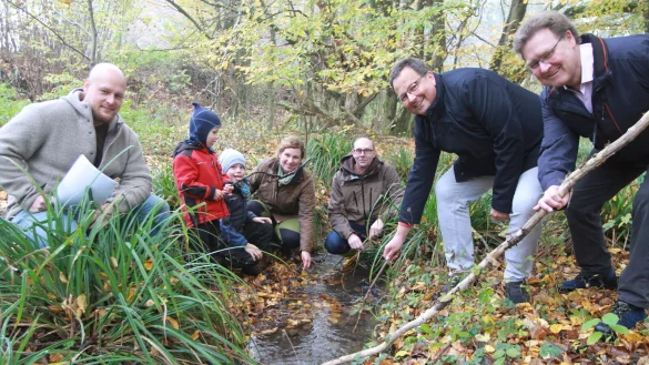Stolz auf das Erreichte (von links): Robin Debuisson (Projektleitung "Wasser im Fluss"), Landwirtin Imke Austermann-Crul mit Theo und Joris (kniend), der ehemalige Projektleiter Jens Vespermann, AGA-Gesch&auml;ftsf&uuml;hrer Jens Fillies und Stephan Falk, Koordinator Arbeitsgelegenheiten beim Jobcenter. - &copy; Martin Hostert