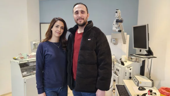 Lara Issa (36) und Ehemann Firas Albatal (40) kommen aus Syrien, haben sich in Lippe ein Zuhause aufgebaut und arbeiten hier beide als Ärztin bzw. Arzt. Sie ist HNO-Medizinerin in einer Detmolder Praxis, er Onkologe in Lemgo. Wie blicken sie auf den Assad-Sturz in der alten - und das Erstärken rechter Parteien in der neuen Heimat? - © Janet König