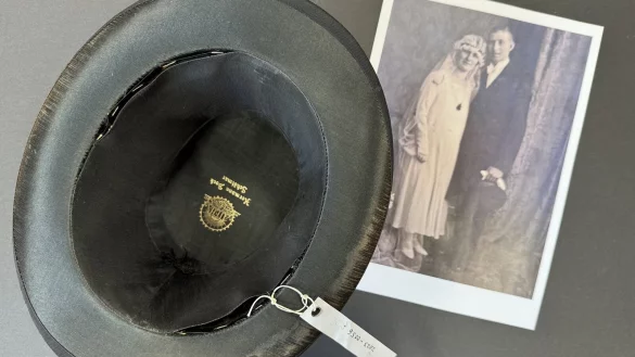 Der Zylinder mit dem Hochzeitsfoto. - © Sven Kienscherf