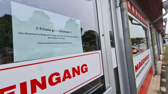 Schockiert reagierten die Kunden, die beispielsweise vor der Blomberger Magowsky-Filiale standen und nicht mehr hinein konnten. - &copy; Archivfoto: Marianne Schwarzer