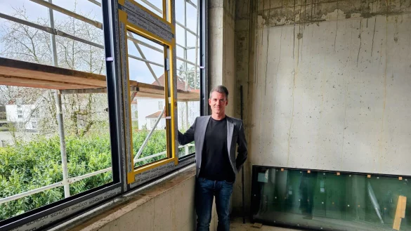 Architekt Norman Rackisch kontrolliert den Einbau der Fenster in den Anbau des Marianne-Weber-Gymnasiums. - © Alte Hansestadt Lemgo