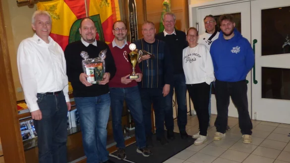 Kompanieführung mit den siegreichen Schützen: (von links) Axel Friedrichsmeier (Hauptmann 3. Kompanie), Marco Pätsch (2. Platz), Thomas Wahle (1. Platz), Norbert Berghahn, (3. Platz), Alexander Vorndamme-Zentarra (König), Diana Vorndamme (Königin). Christian Jansen (stellv. Kompanieschießwart 3. Kompanie) und William Vorndamme (Thronherr). - © Peter Radszuweit