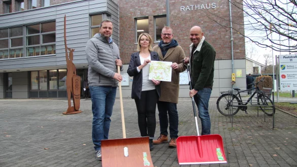 Oliver Brundiers (von links), Geschäftsführer von "Grünwert OWL", freut sich auf die Winterdienst-Zusammenarbeit mit Sylvia Bäune, Bürgermeister Friso Veldink und Dirk Süllwold von der Gemeinde Dörentrup. - © Nadine Uphoff