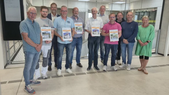 Die Preisträger und Jurymitglieder des ersten Lipper Fassadenwettbewerbs: Peter Zoernack, Florian Brühl (Thorsten Gutsell), Markus Rempe (Kreishandwerkerschaft) Obermeister Andreas Hempe, Jochen Heering (Stadt Schieder-Schwalenberg), Johannes Pöld, Simon Vietmeier (Architekt), Malermeister Andreas Arnst, Andreas Heidemann und Stephan Golücke (alle drei: Malermeister Heidemann und Golücke GbR), Catrin Will (Stadt Detmold). - © Kreishandwerkerschaft