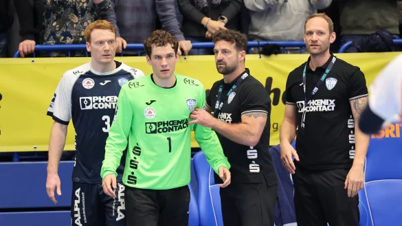 TBV-Keeper Constantin Möstl mit Keeper Florian Kehrmann sowie Nicolai Theilinger (links) und Co-Trainer Matthias Struck. - © Paul Cohen
