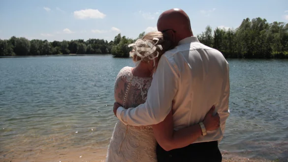 Auch für die standesamtliche Trauung wählen viele Brautpaare besondere Daten oder Trauorte - allerdings sind diese immer in Räumen. - © Bildrechte: Carolin Brokmann-Förster