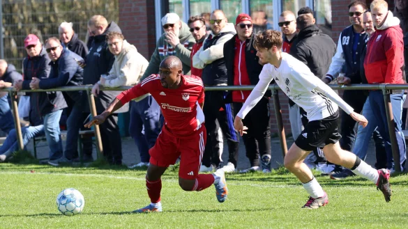 Bexterhagens Bakari Kaba (links) zieht an Lukas Steinborn von der TSG Holzhausen-Sylbach vorbei. - © Paul Cohen