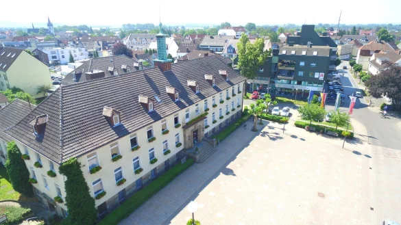 Das Rathaus in Bad Lippspringe ist Baujahr 1949 und bietet mittlerweile nicht mehr allen Angestellten einen Arbeitsplatz. - © Archivfoto Jens Reddeker