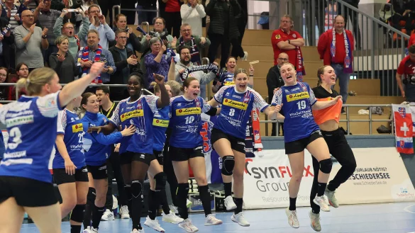 Abpfiff, Heimsieg: Die Freude ist den Spielerinnen der HSG Blomberg-Lippe ins Gesicht geschrieben. Foto: Paul Cohen - © Paul Cohen
