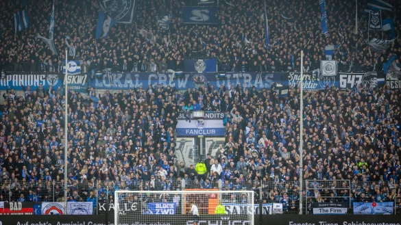 Der Heimbereich der Bielefelder Sch&uuml;co-Arena war auch beim Spiel gegen den Karlsruher SC restlos ausverkauft. - &copy; Sarah Jonek