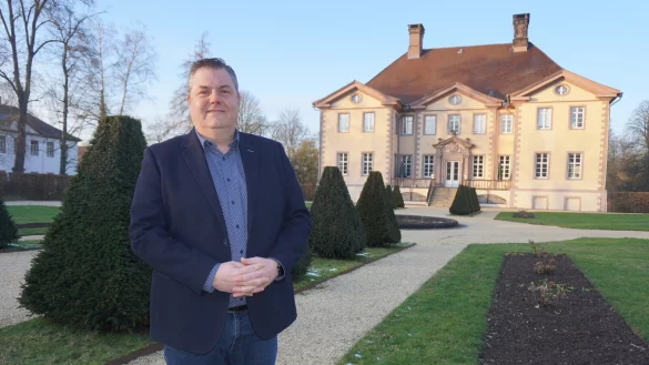 Marc Beckmeier fühlt sich seinem Heimatort sehr verbunden. Zu seinen Lieblingsplätzen gehören unter anderem der Schlossgarten und auch der Schiedersee. - © Michaela Weiße