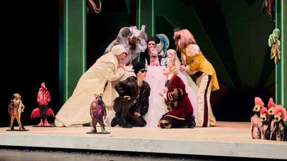 Die Schauspieler Heiner Junghans, Hartmut Jonas, Magdalena Wei&szlig;, Rebecca Stute, Anne-Kristin Schiffmann und Bj&ouml;rn Ingmar B&ouml;ske in einer Spielszene. - &copy; Landestheater Detmold/Patrick Pollmeier