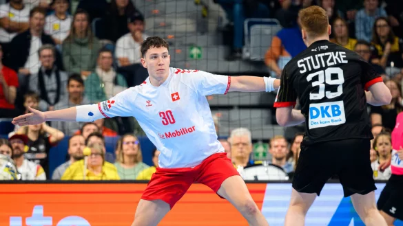 Mit einer Gr&ouml;&szlig;e von 2,04 Metern ist Joel Willecke in der Abwehr ein echtes Hindernis f&uuml;r Lukas Stutzke. - &copy; Marco Wolf