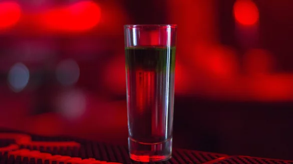 Gerade junge Frauen sollten gut auf ihre Drinks aufpassen, rät die Polizei. - © Pixabay/pasevichbogdan