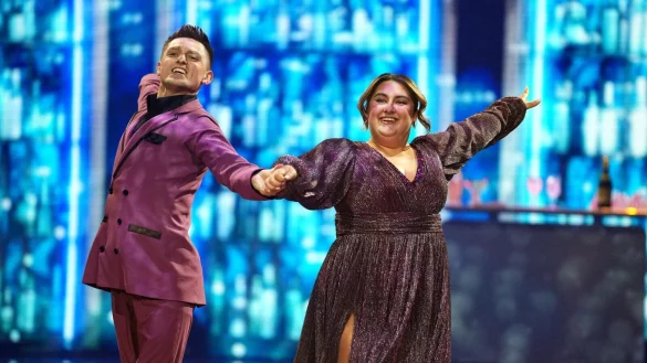 "Selfiesandra" und Zsolt Sándor Cseke reißen Jury und Publikum mit. Ihr Wiener Walzer ist nahezuperfekt. Der Lohn ist Rang 2. - © Show 2 -Disco meets Rock