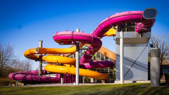 Die neue Rutsche "Infinity" geh&ouml;rt zu den gro&szlig;en Investitionen, die die Stadtwerke Detmold im vergangenen Jahr in das Aqualip gesteckt haben. - &copy; Stadtwerke Detmold/Mike Dennis M&uuml;ller