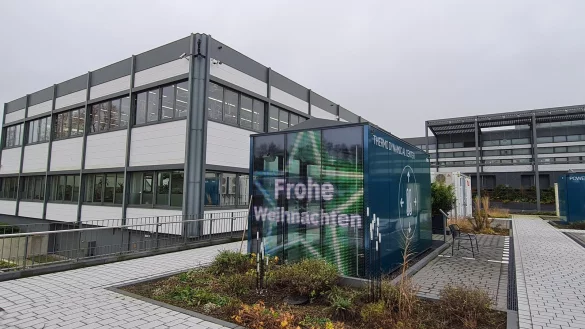 Mit der Nachricht, dass die Arbeitsplätze bei Phoenix Contact vorerst sicher sind, dürfte es tatsächlich bei vielen Beschäftigten ein Frohes Weihnachtsfest werden, das hoffen Geschäftsleitung und Gewerkschaft jedenfalls. - © Marianne Schwarzer