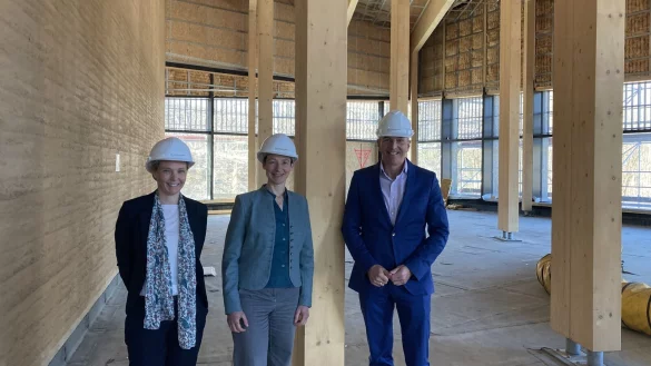Projektleiterin Dr. Alice Anna Schr&ouml;der-Klaassen (von links), Museumsdirektorin Dr. Marie Louisa Allemeyer und Dr. Georg Lunemann, Direktor des Landschaftsverbandes Westfalen-Lippe stehen in der Baustelle. - &copy; Cordula Gr&ouml;ne