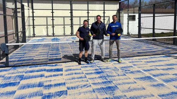 Freuen sich über die inoffizielle Einweihung des Padel-Platzes beim TC BW Lemgo: Jakob Epp (erster Bucher des Platzes; von links), Trainer Bastian Bergmann und der zweite Vorsitzende Sven Laasch. - © Volker Sasse