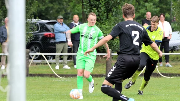 Eine Derby-Szene aus dem Hinspiel: Ahmsens Jörn Seifert hat Aspes Torwart Kai Kassner schon hinter sich gelassen, Luca Kopsieker sichert das Tor ab. Ein Treffer fällt hier allerdings nicht. Foto: Oliver König - © Oliver König